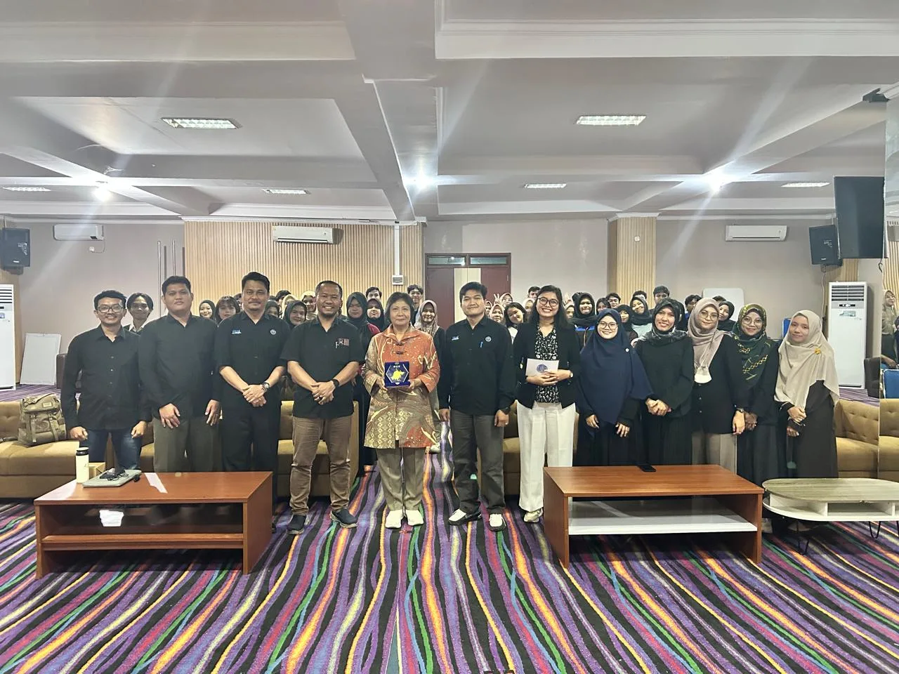 “Prof. Evi Fitriani Berikan Penguatan Akademik dalam Kelas Internasional FISIP UBB”